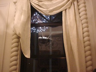 窓越しにディズニーランドの花火が見える